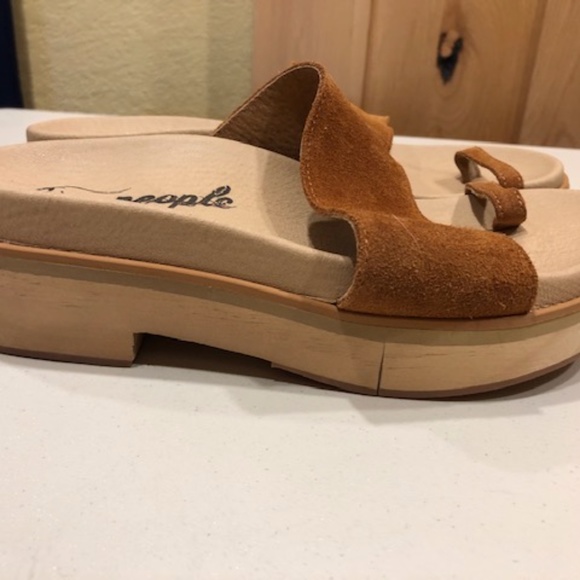 Free People ,Azure,nubuck  sandal 6 wood bottom - Picture 2 of 6